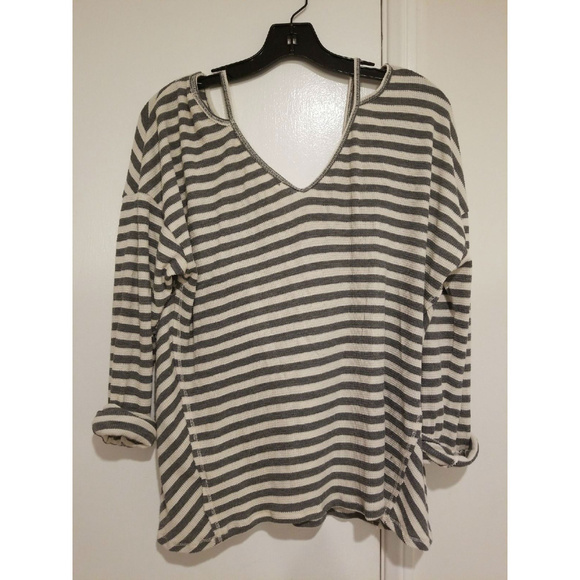 💕MICHAEL STARS💕 Striped V-neck Cold Shoulder Top One Size NWOT - Picture 4 of 6